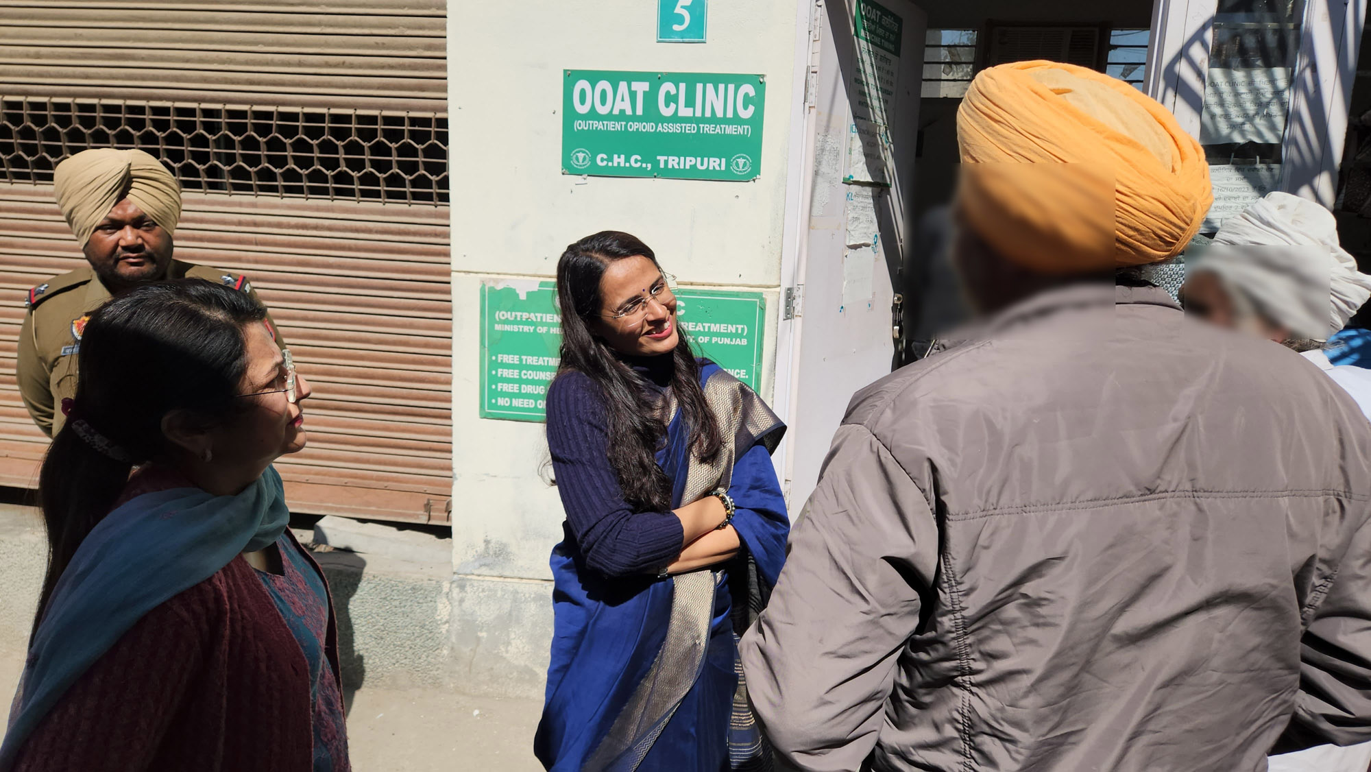 डिप्टी कमिश्नर ने ओट क्लीनिक का दौरा किया, मरीजों से की बातचीत